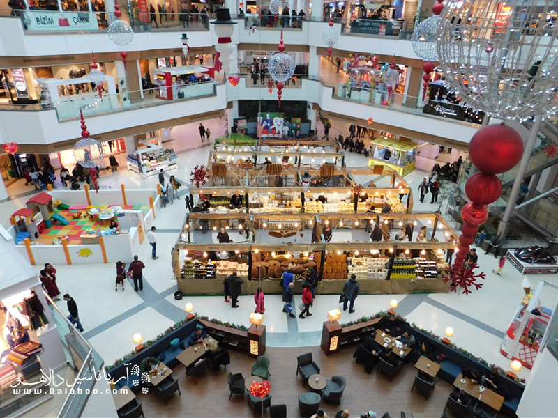 مرکز خرید اولیویوم سال 2000 افتتاح شده است. در این مرکز خرید حدود 130  مغازه وجود دارد و برندهای اروپایی و آمریکایی در آن شعبه دارند.