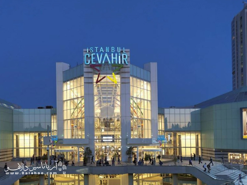 در مرکز خرید جواهر بیش از 300 مغازه از برندهای معروف پوشاک ترک، امریکایی یا اروپایی وجود دارد.
