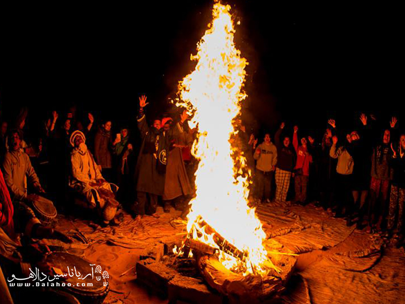 ایرانیان از گذشته‌های دور شب چهارشنبه آخر سال را جشن می‌گیرند و آتش روشن می‌کنند تا با شعله‌های سرخ آتش، دل تاریک شب را سرخ و روشن کنند.