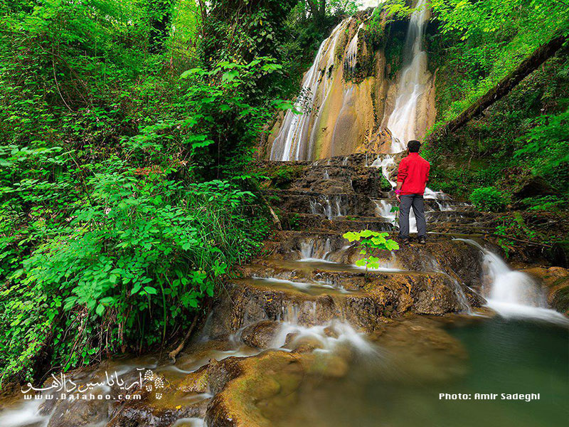  آبشار آهکی در میان جنگل‌های سرسبز مازندران، هر گردشگری را شیفته خود می‌کند.