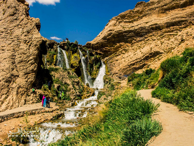 یکی از آبشارهای زیبا در استان چهارمحال و بختیاری و در نزدیکی کوهرنگ، آبشار شیخ علیخان است.