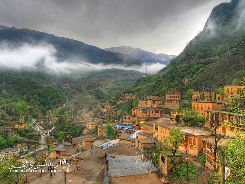 ماسوله در شیب دامنه کوه‌های تالش و در جنوب غربی استان گیلان است. 