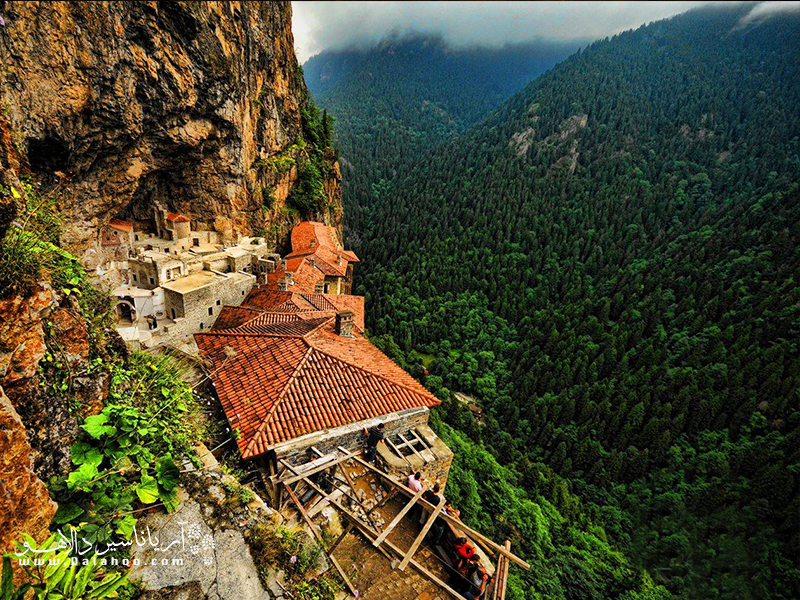 اغلب مکان‌های مذهبی جایی دور از شهر و در دل کوه‌ها ساخته می‌شدند. صومعه سوملا نیز به همین سبک ساخته شده.