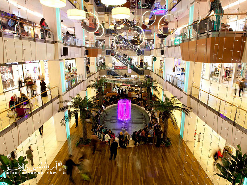 مرکز خرید هیستورا پر از مغازه‌های متنوع است.