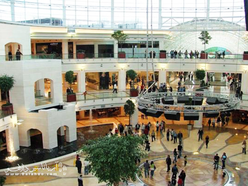 سقف متحرک مرکز خرید اوت لت ایرپورت یکی از جذابیت‌های این مرکز است.