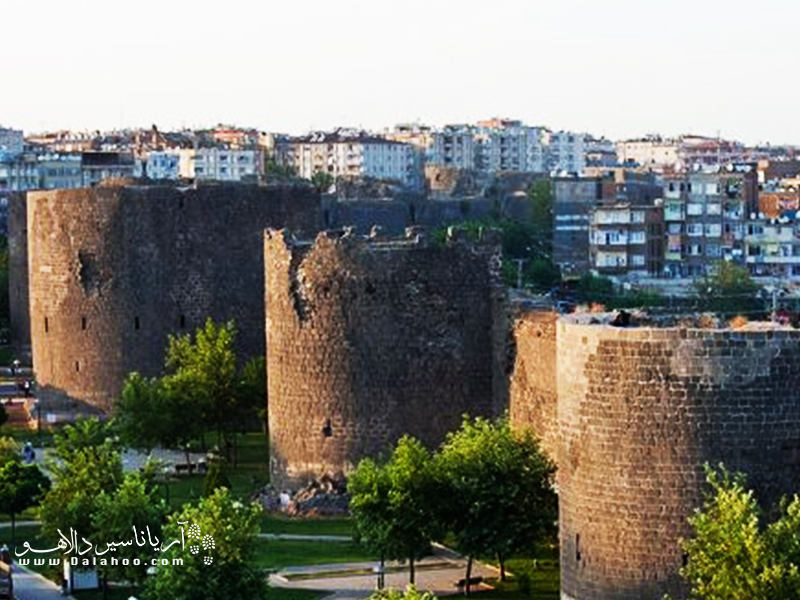 دیاربکر به عنوان یکی از مهم‌ترین شهرهای باستانی ترکیه در سواحل رود دجله واقع شده و دیواری قدیمی و سنگی نیز سرتاسر آن را فراگرفته است.