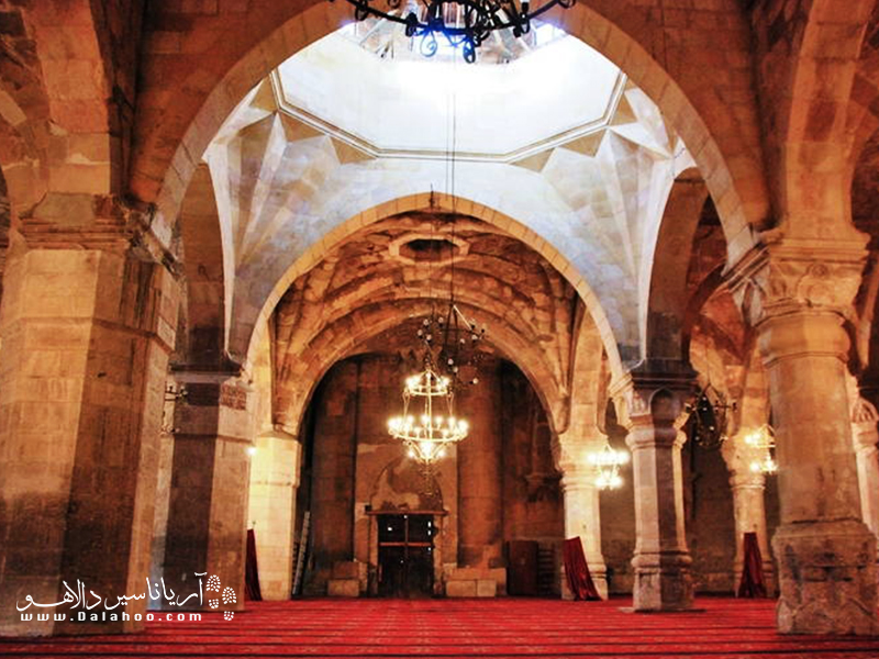 معماری سقف مسجد دیوریغی حیرت‌انگیز است.