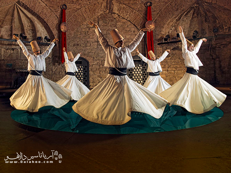  صوفی‌های ترکیه که به درویش‌های چرخان معروف هستند، مراسم خاصی را برای این آیین اجرا می‌کنند. 