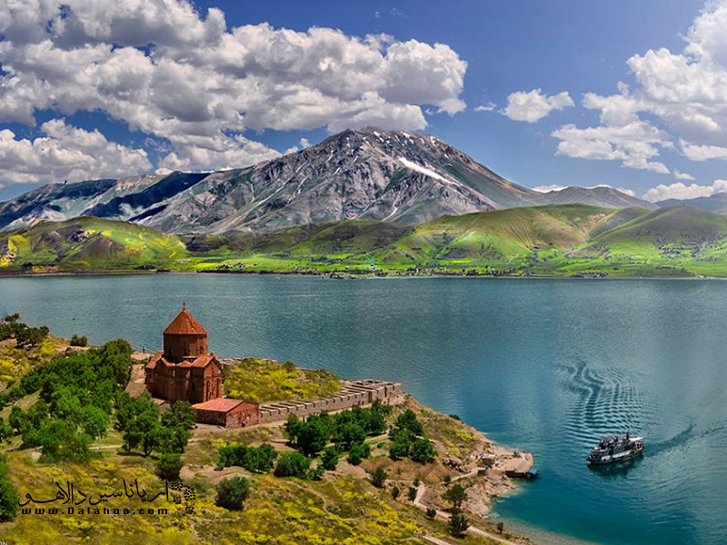 بیش از 50 دریاچه در ترکیه دیده می‌شود. بزرگترین و زیباترین این دریاچه‌ها، وان نام دارد.