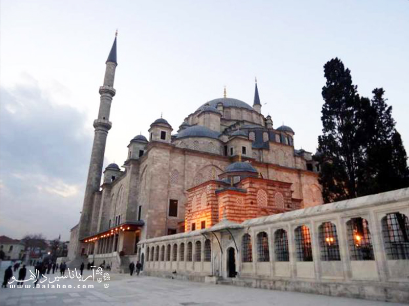 مسجد فاتح توسط سلطان محمد فاتح ساخته شد.