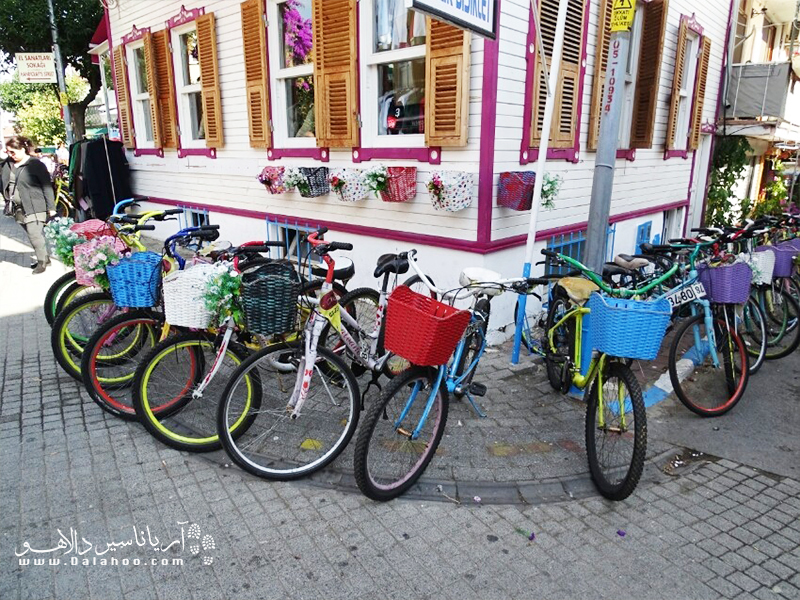 یکی از تجربه‌های دلچسب در بیوک آدا، دوچرخه سواری است.