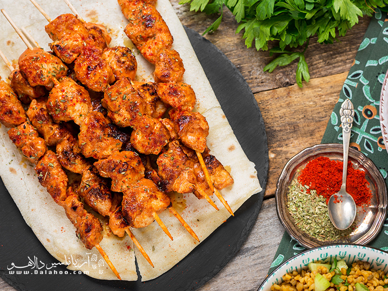 شیش کباب هم نوعی کباب ترکی است اما به جای گوشت از مرغ استفاده می‌شود.