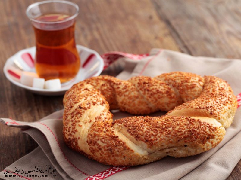 سیمیت با چای، یکی از ساده‌ترین و خوشمزه‌ترین صبحانه‌های ترکی است.
