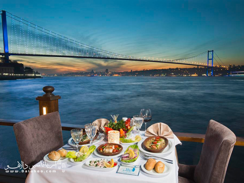 غروب تماشایی رستوران ویلا یکی از خاطرات خوب سفرتان به استانبول خواهد شد.