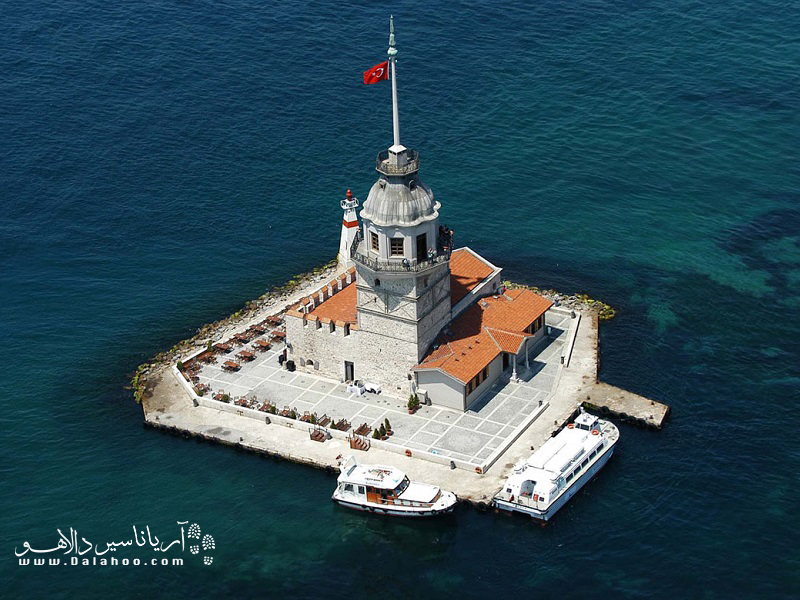 برج دختر در نزدیکی ساحل اسکودار بر روی یک جزیره کوچک در قسمت جنوبی تنگه بسفر و در بخش آسیایی استانبول قرار دارد.