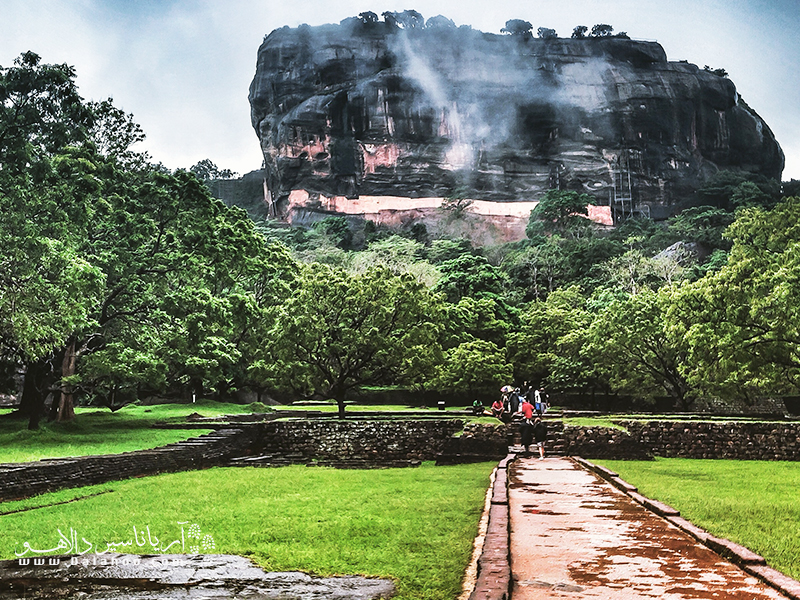  در گذشته سیگیریا محل فرمانروایی «کاسیاپا» در قرن پنجم میلادی بوده و اکنون یکی از جاذبه‌های دیدنی تور سریلانکا است.
