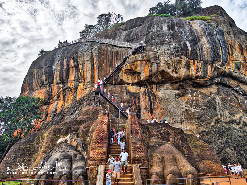 مسیر بالا رفتن از صخره سیگیریا در سریلانکا.