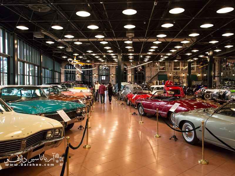 در ساختمان اصلی موزه شما انواع خودروها و اتومبیل‌های لوکس و آنتیک از سراسر دنیا را خواهید دید.