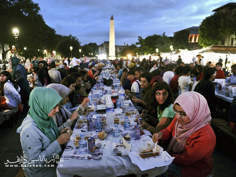 در ماه رمضان در محله‌های مختلف ترکیه، سفره‌های افطاری گسترده می‌شود.