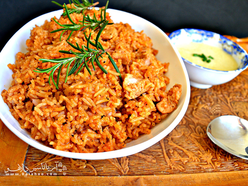پلوی کنیایی یا Pilau rice با گوشت و مرغ هم سرو می‌شود. البته ظاهر این غذا بسته به نوع مواد اولیه‌ی آن متفاوت است.