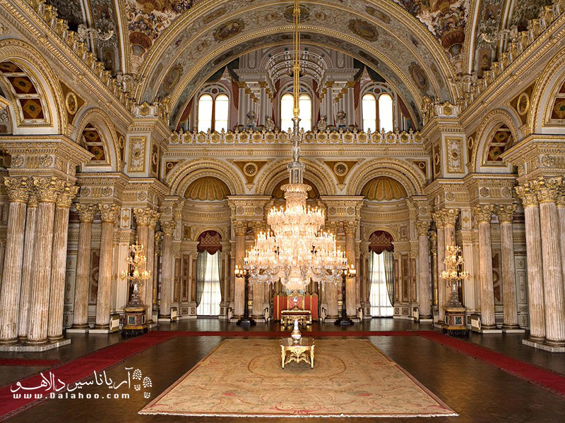 کاخ دلمه باغچه از دیدنی‌های باشکوه در استانبول است