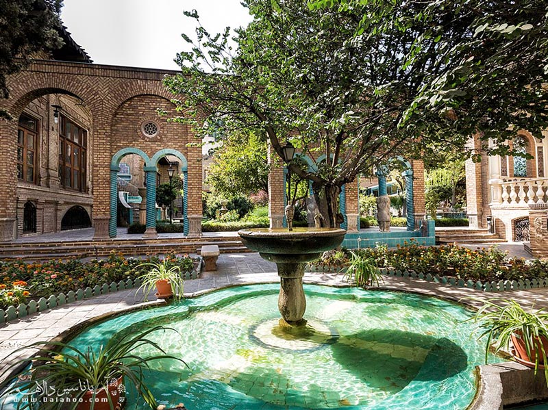معماری زیبای این بنا در عین وحدت، معماری‌های مختلف ایرانی و اروپایی و آسیایی را به نمایش می‌گذارد. 