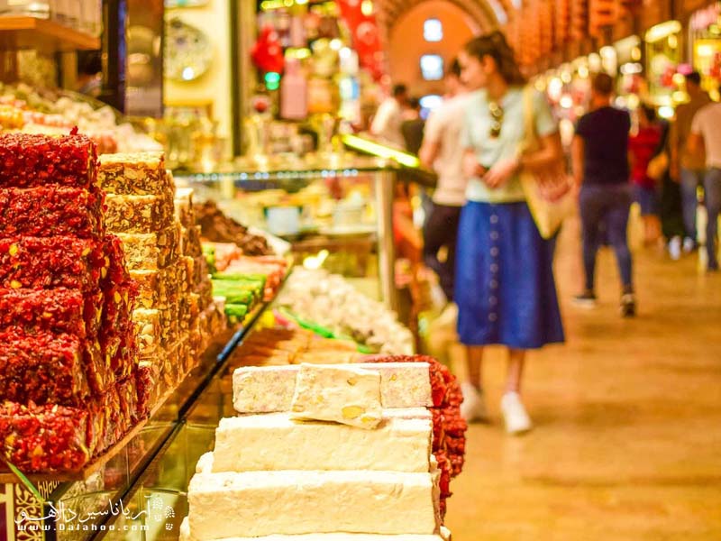 بازار ادویه استانبول از حدود 8 صبح تا 7 عصر برای خرید و بازدید، پذیرای شماست