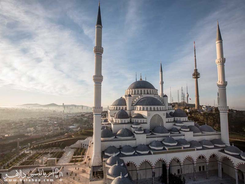مسجد چاملیجا با معماری عثمانی و سلجوقی ساخته شده است