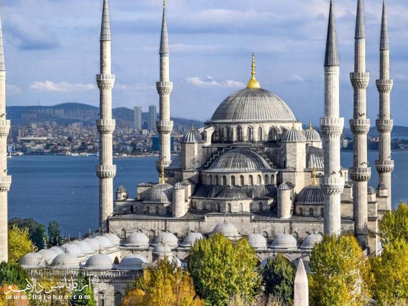 مسجد آبی در محله سلطان احمد استانبول است