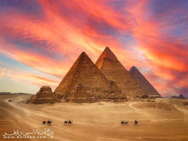 اهرام ثلاثه از عجایب هفتگانه جهان و جاذبه‌های کشور مصر است