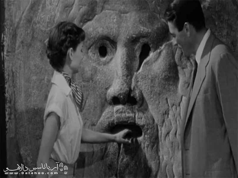 شاهزاده خانم در کنار دهان حقیقت The mouth of truth در فیلم تعطیلات در رم ساخته سال 1953