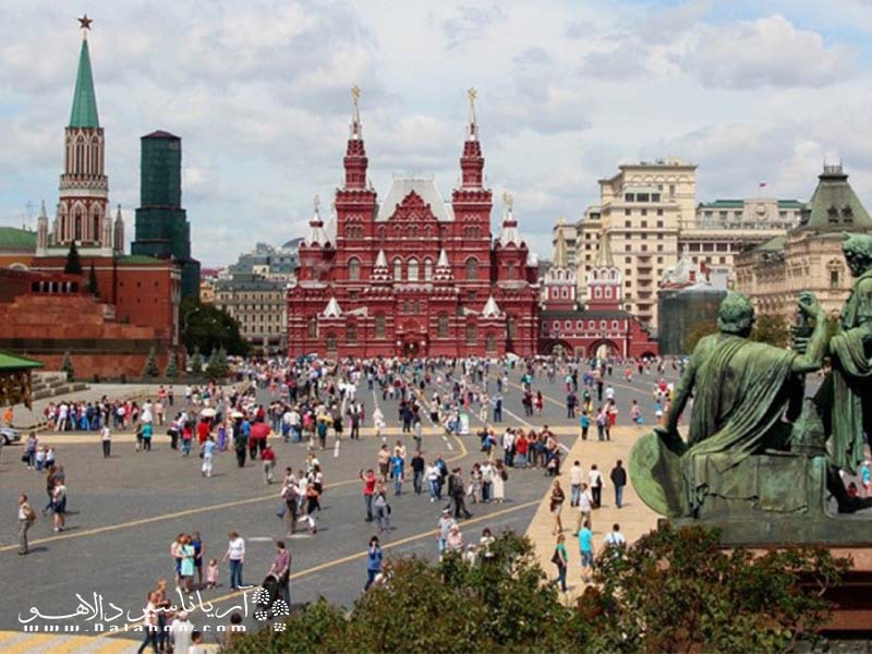 میدان سرخ مسکو مکان برگزاری جشنواره‌ها و رژه‌هاست