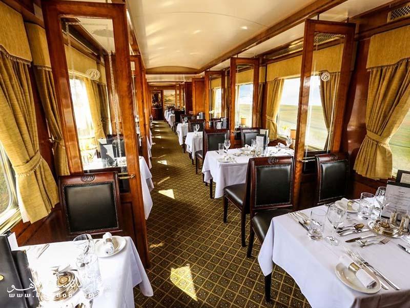 در قطار سیبری می‌توانید از رستوران‌ و کافی‌شاپ داخل قطار استفاده کنید