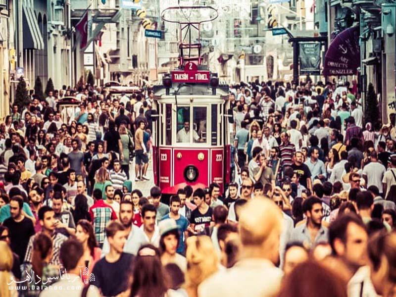 در تور استانبول، خیابان استقلال را با دقت بسیار ببینید