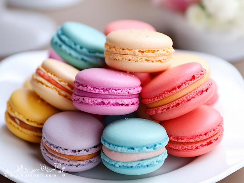 ماکارون شیرینی رنگارنگ و زیبایی است که ریشع آن به فرانسه می‌رسد