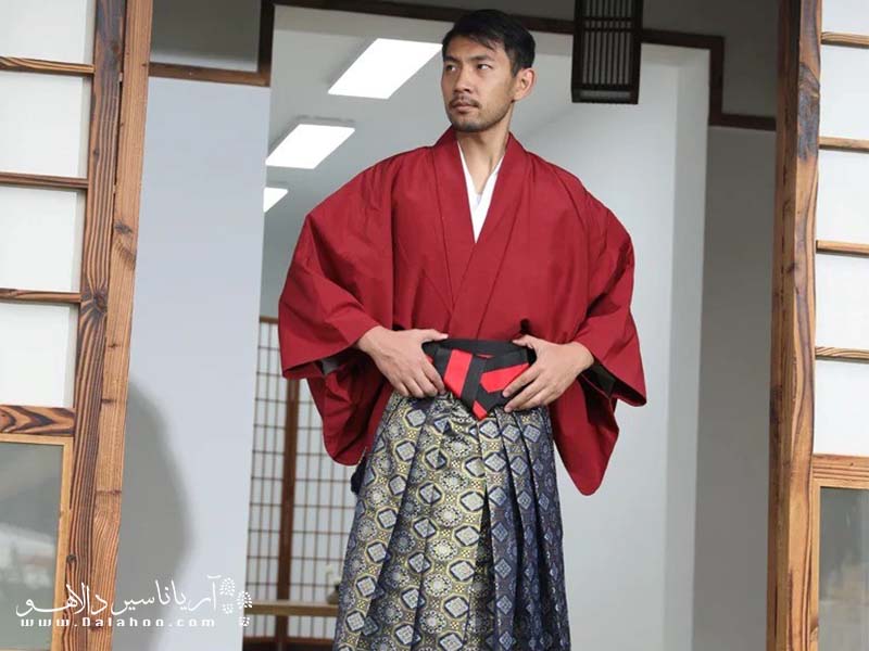 لباس مردان ژاپنی ساده‌تر است و بخش‌های کمتری دارد