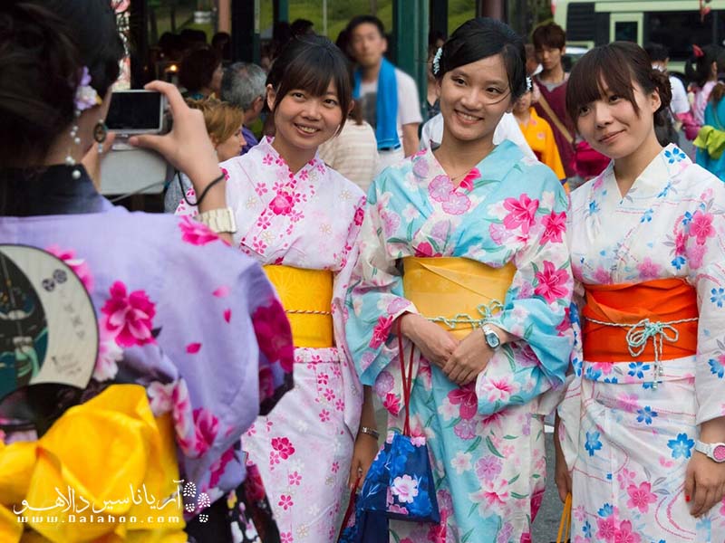 زنان ژاپنی از کودکی پوشیدن کیمونو را یاد می‌گیرند