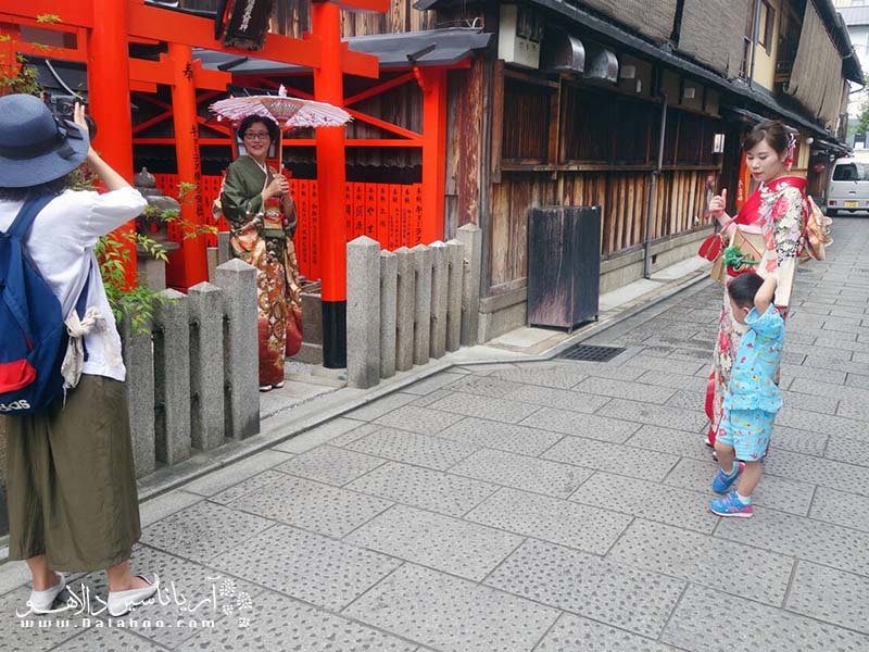 بعضی از مردم و توریست‌ها دوست دارند در خیابان کیمونو بپوشند