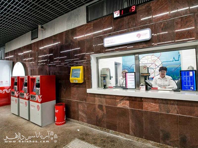 خرید بلیط مترو در روسیه دستگاه‌هایی به دو زبان انگلیسی و روسی دارد