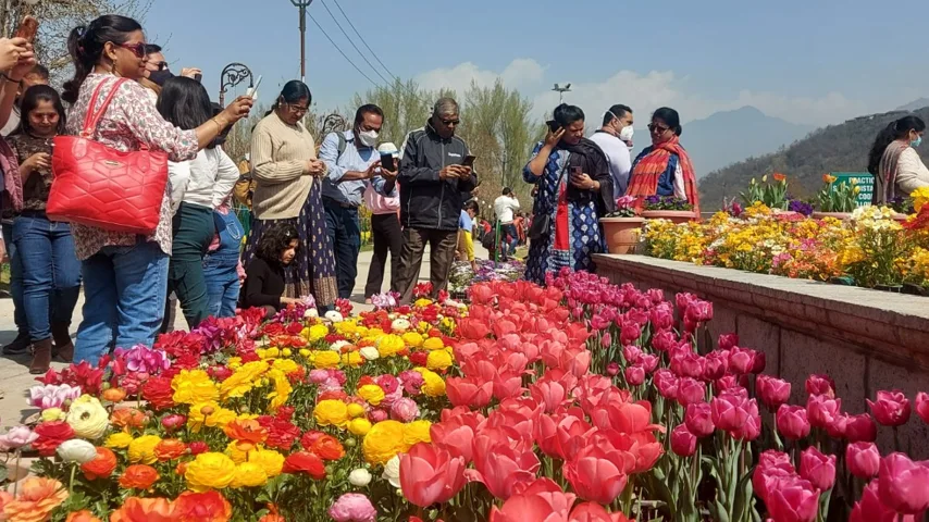 ورودی باغ لاله کشمیر برای هر نفر 70 روپیه است