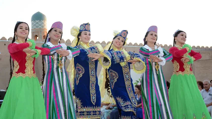 جشن رقص و پایکوبی در خیوه از زیباترین رویدادهای ازبکستان است