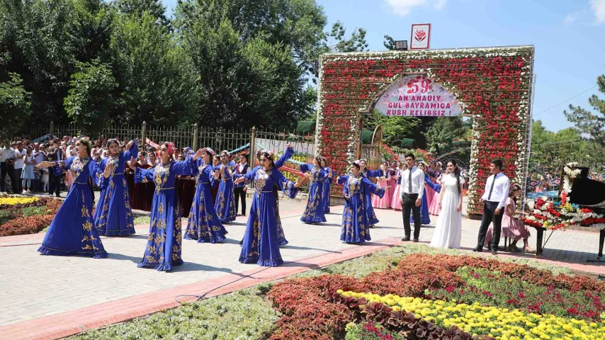 جشن نمنگان به مدت یک هفته و در تابستان برگزار می‌شود