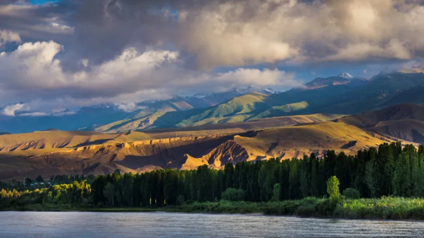 در تور قرقیزستان دالاهو می‌توانید دریاچه عظیم ایسیک کول را از نزدیک ببینید