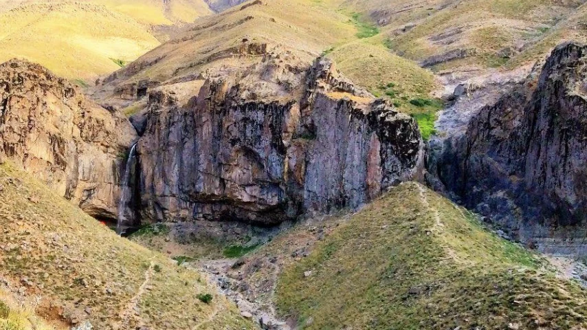 آبشار خور با 50 متر ارتفاع از زیباترین آبشارهای نزدیک تهران است