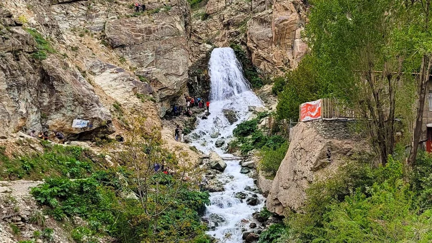 آبشار شکرآب،‌زیبا و باشکوه در روستای آهار نزدیک تهران است