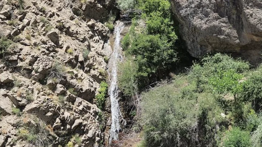 آبشار سنگان در زمستان بسیار زیبا و باشکوه و در دیگر فصل‌ها نیز کمی باریک‌تر است