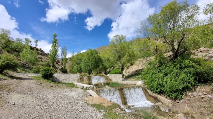 مردم محلی برای آبشار تیزاب خواص درمانی قائل هستند