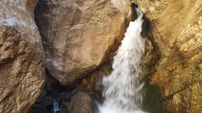 تنگه واشی در جاده فیروزکوه از جاهای دیدنی نزدیک تهران برای طبیعتگردی یک روزه است