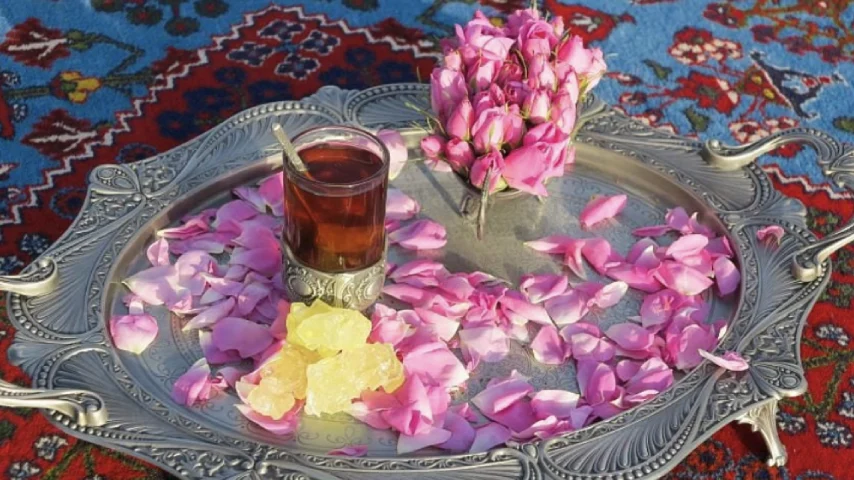 گلاب در کنار عطر عالی، خواصی بسیاری نیز دارد