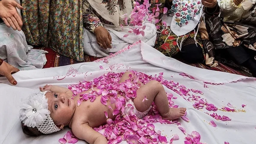 گل غلطان یکی از مراسمی است که گاه همزمان با گلاب‌گیری برگزار می‌شود